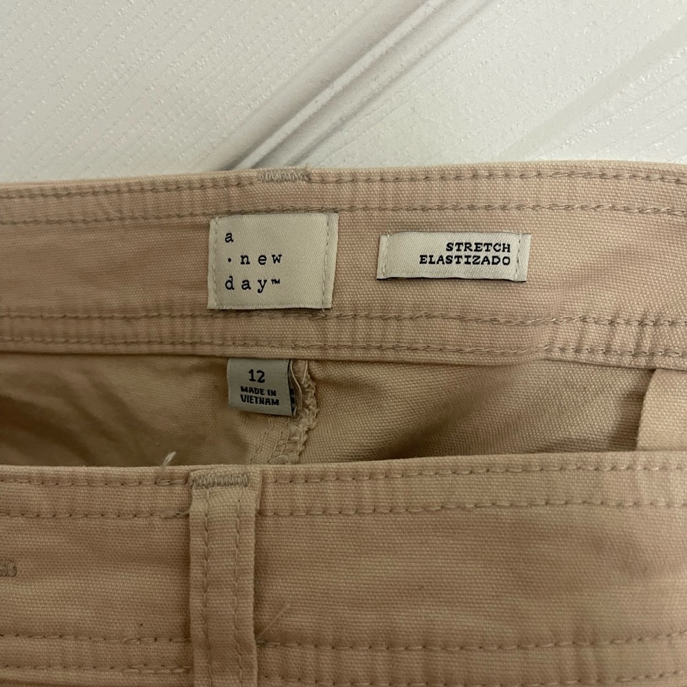 Khaki, tan colored shorts. - Picture 4 of 4